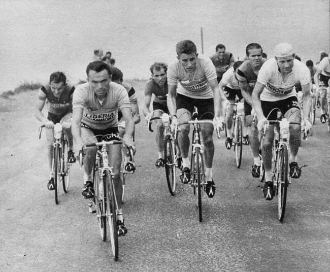 Jaques Anuetil controls the bunch on the Toumalet