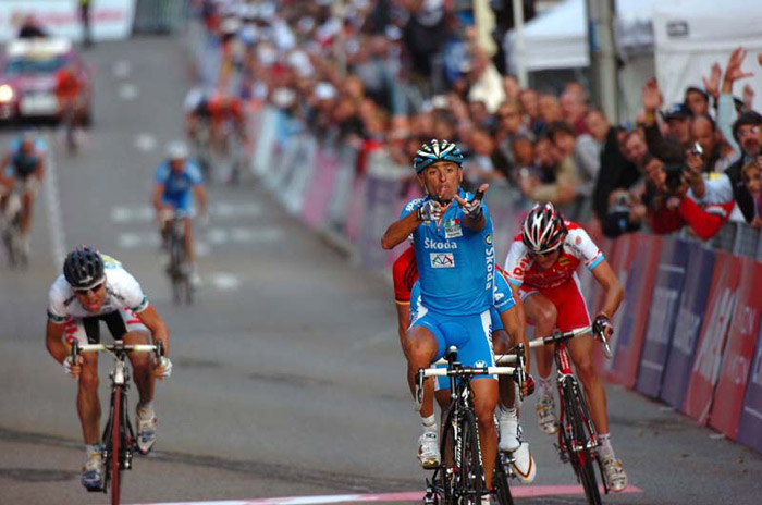 Paolo Bettini wins the 2007 world road race championships