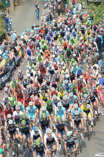 Peloton on the Cauberg