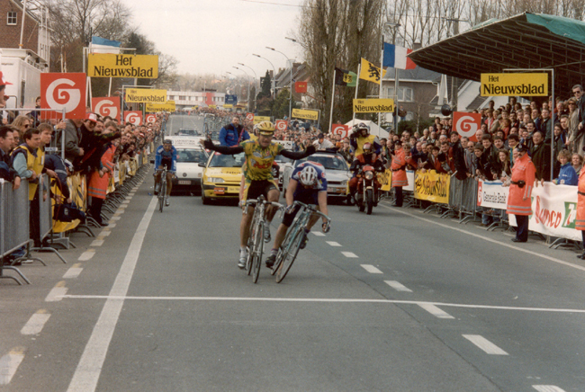 Gianni Bugno beats johan museeuw to win the 1994 Tour of Flanders