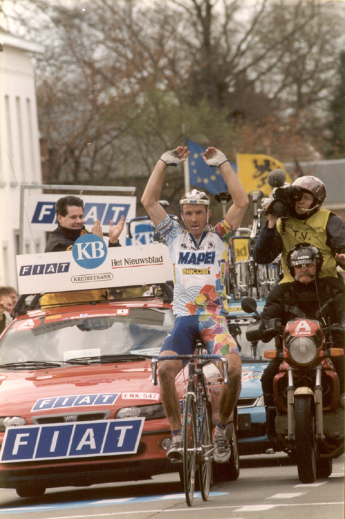 Johan Museeuw wins the 1998 Ronde van Vlaanderen