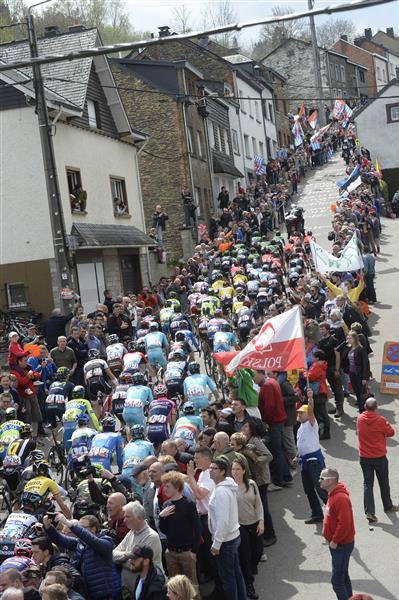 Peloton on Cote de Saint Roch