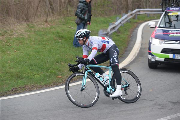 Michal kwiatkowski leans it over on the turchino