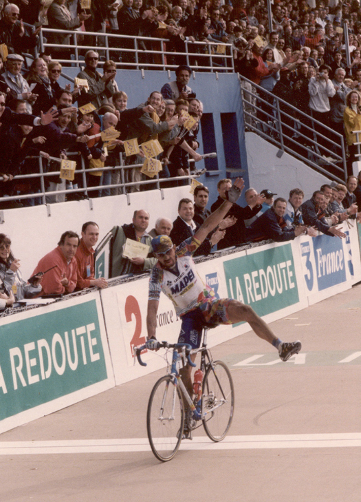 Johan Museeuw wins 2000 Paris-Roubaix