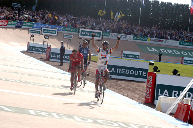 Peter van Petegem wins 2003 Paris-Roubaix