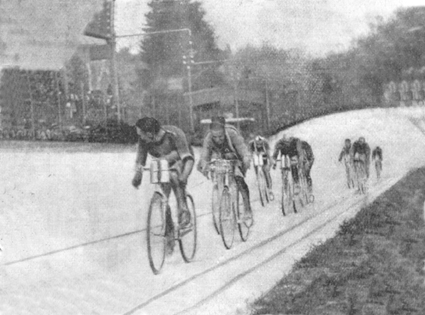 Arrival of the riders at the end of the first stage