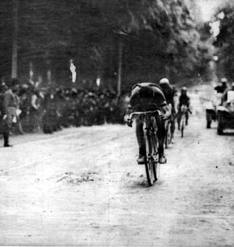 Alfredo Binda wins stage 1