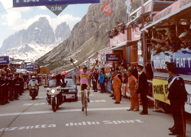 Franco Chioccioli wins at the top of the Passo Pordoi