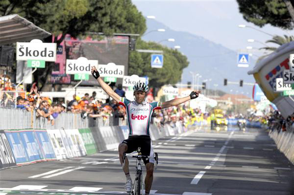 Lloyd wins stage 6