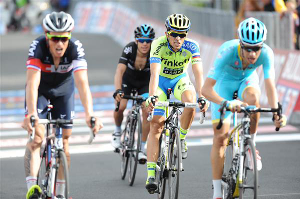 Fabio Aru leads in the first chase group