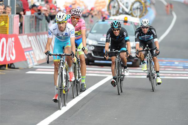 Fabio Aru leads Alberto Contador across the finish