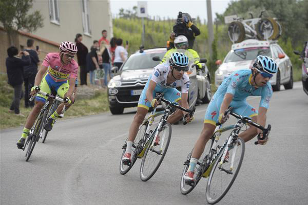 Mikel Landa leads