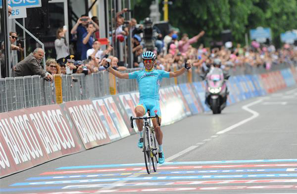 Paolo Tiralongo wins Giro stage 9