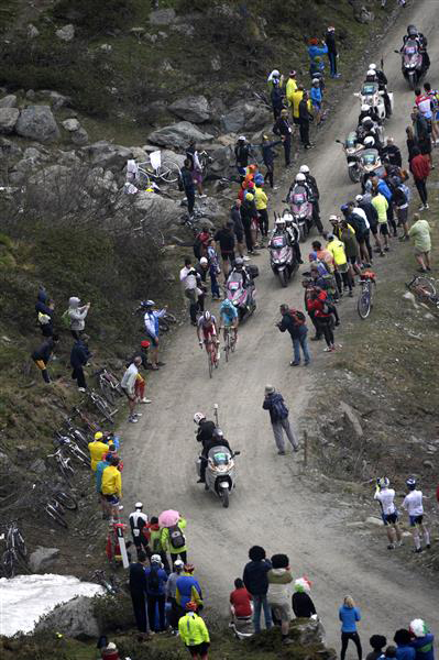 Ilnure Zakarin and Mikel Landa on the Finestre