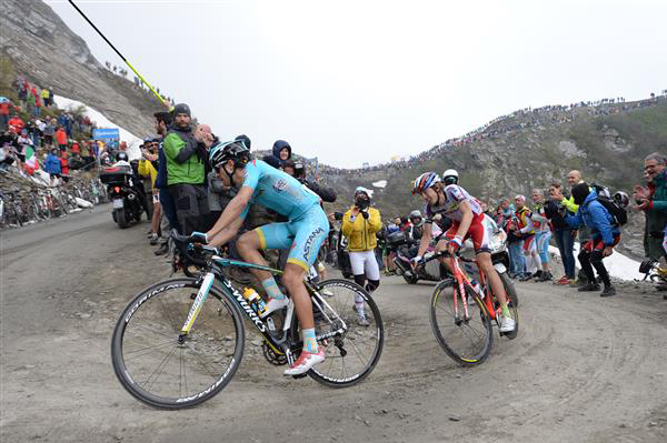 Mikel Landa leads Ilnur Zakarin up the Finestre