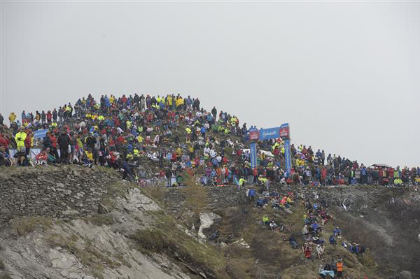 Race fans on the Finestre