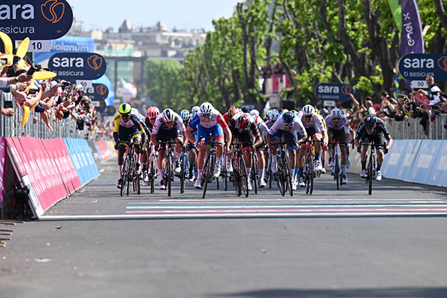 Peloton sprinting