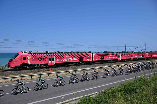 Peloton, Giro-painted train