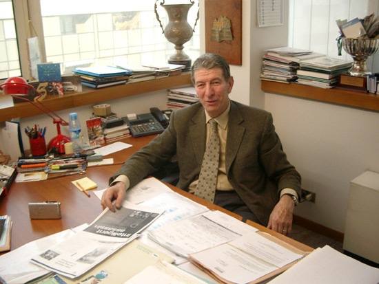 Felice Gimondi in his office