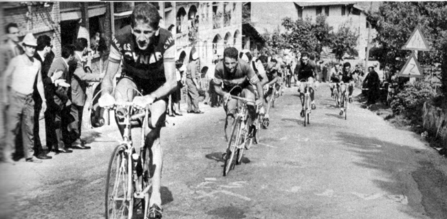 Vittorio Adorni attacks in the 1963 Giro