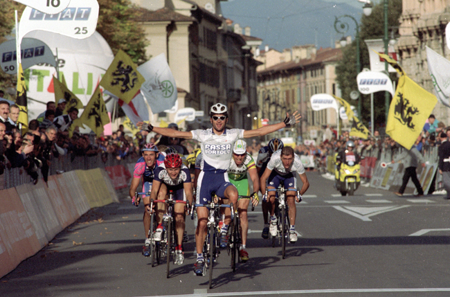 Michele Bartoli wins the 2002 Giro di Lombardia