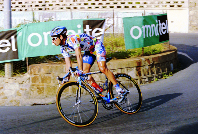 Paolo Bettini descends in the 1999 Milano-San Remo