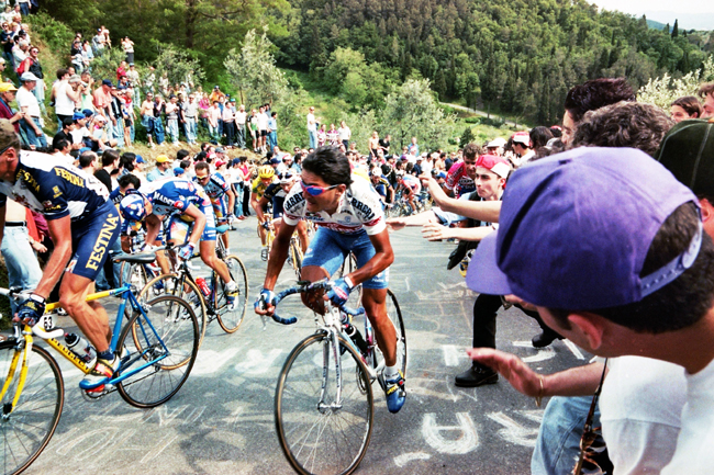 Chiappucci rdes to Prato in the 1996 Giro d'Italia