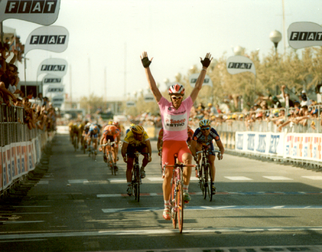 Cipollini wins a stage in the 1997 Giro d'Italia