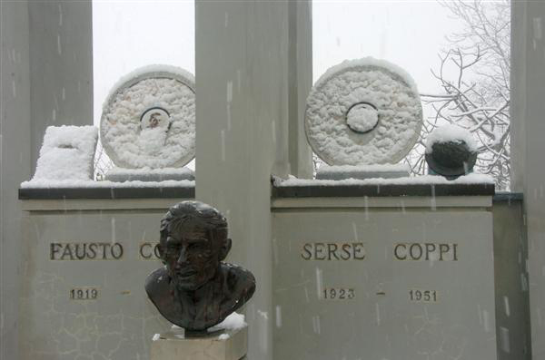 Coppi bust at grave