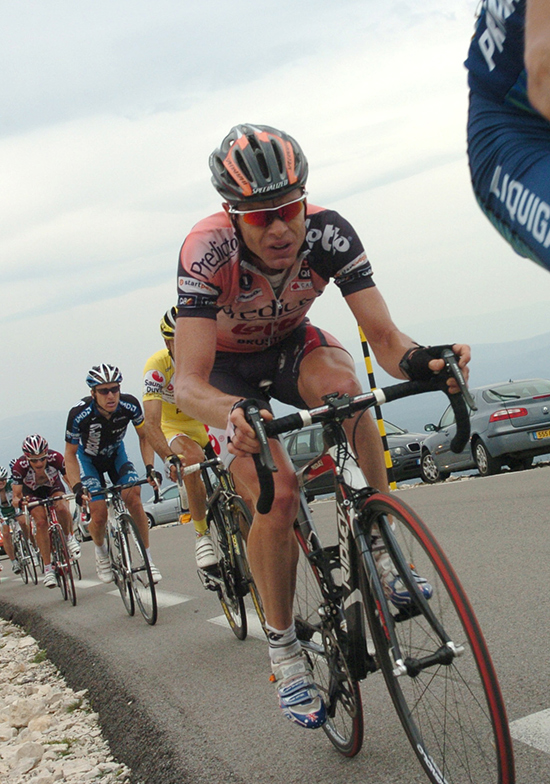 Cadel Evans climbs Mt Ventoux