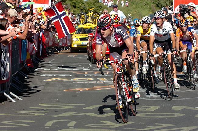 Cadel Evans climbs to l'alpe d'huez