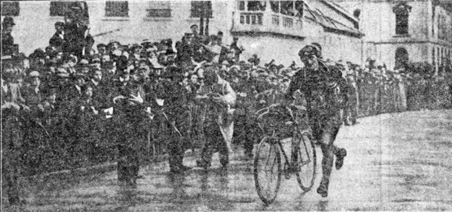 Francois fAbers runs for the finish in stage 4 of the 1909 Tour de France