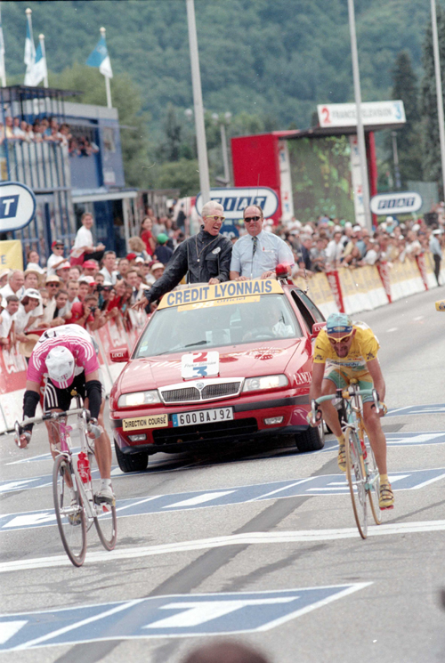 Ullrich beats Pantani in the 1998 Tour de France stage 16  sprint