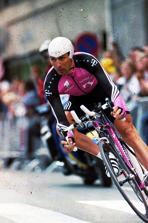 Zabel racing the 2002 Tour de France prologue