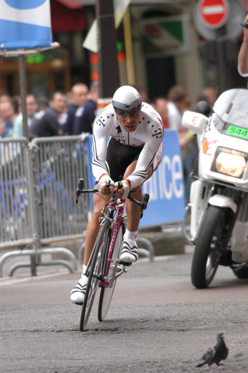 Zabel races the 2003 Tour prologue