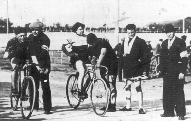 Alfonsina Strada in 1923 on a track with Giovanni Gerbi