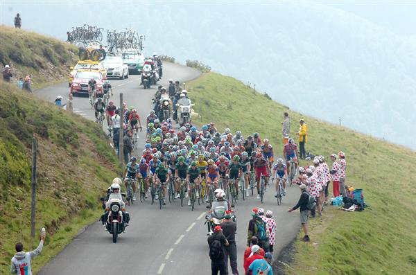 Peloton over Aubisque