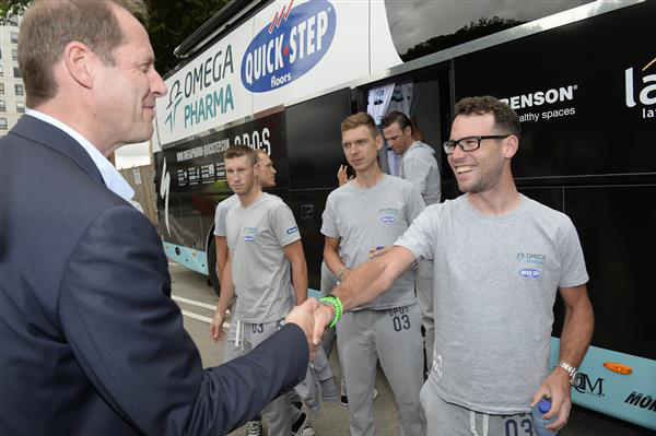 Mark Cavendish greets Christian Prudhomme