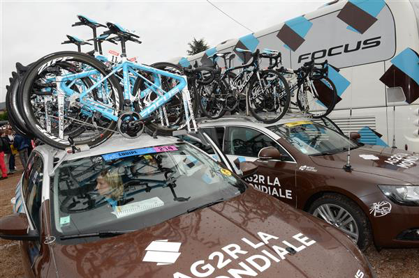 Ag2r bus and cars