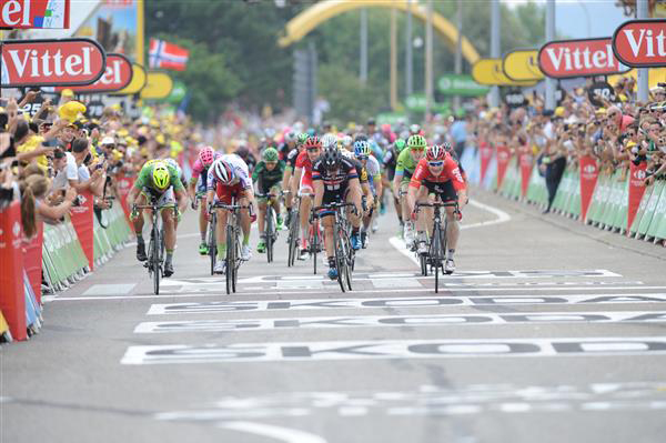 Andre Greipel wins Tour stage 15