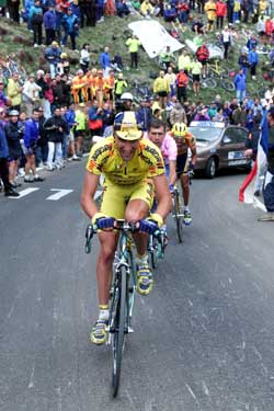 Garzelli leads up the hill