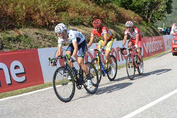 Alejandro VAlverde leads Alberto Contador