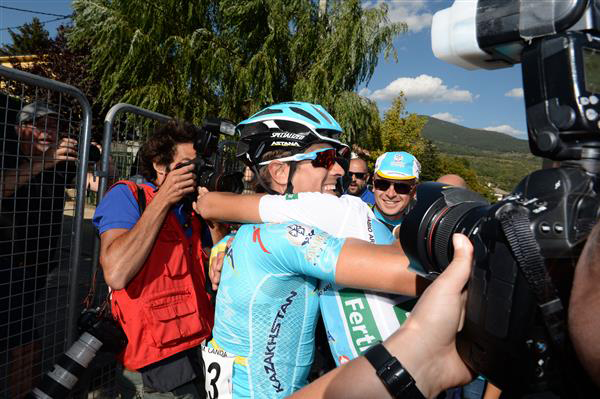 Mikel Landa congratulates Aru