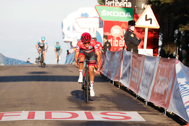 Richard Carapaz finishes the stage and  retains the GC lead