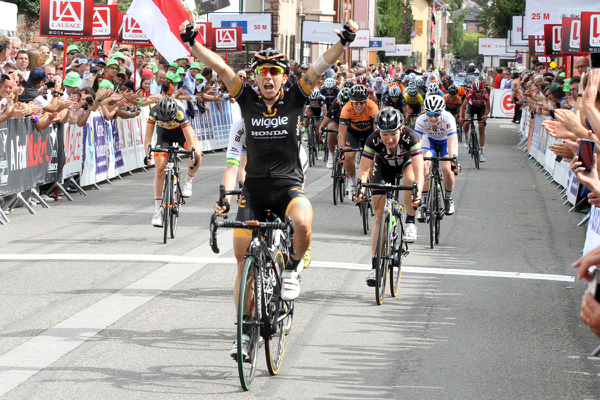 Giorgia Bronzini wins stage 6