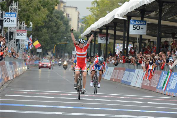 Junior Women road race finish