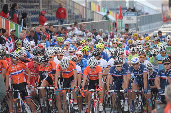 Jumior men's road race start line