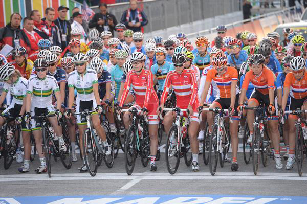 junior women's road race start